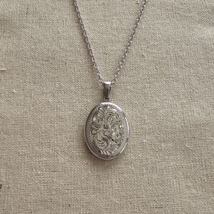 Elegant Silver Pendant Locket Necklace